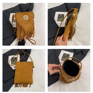 Viste dettagliate di una borsa a tracolla vintage con frange, rivetti e decori boho-chic