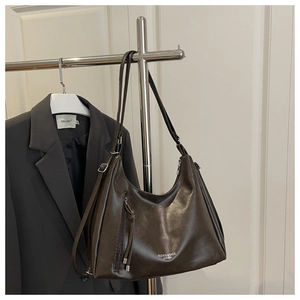 Makro-Detail der tiefbraunen Vintage-Ledertasche mit glänzendem Finish und Knotendetail