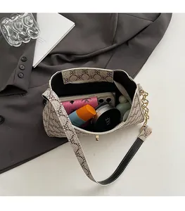 Vue de dessus de l'intérieur du sac à fleurs montrant un grand espace de rangement