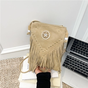 Borsa a tracolla kaki in finta pelle scamosciata con frange boho e rivetti