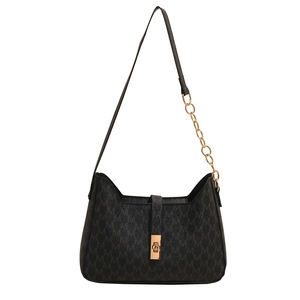 Sac hobo noir avec monogramme M et bandoulière en chaîne dorée sur fond blanc impeccable