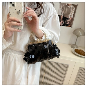 Spiegelselfie mit schwarzer Pailletten-Clutch, goldenem Verschluss und Kettenriemen