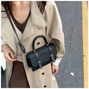 Détail du sac à main noir en cuir PU avec boucles métalliques et sangles élégantes