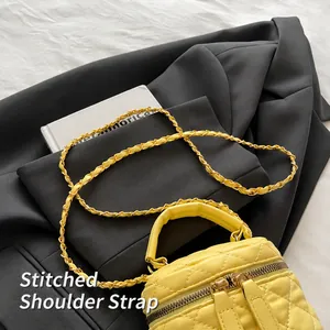 Vue détaillée du sac en cuir jaune matelassé avec bandoulière élégante en chaîne dorée