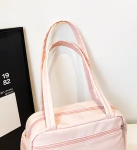 Détail du sac cabas en tissu rose avec poignées solides et fermeture éclair en métal