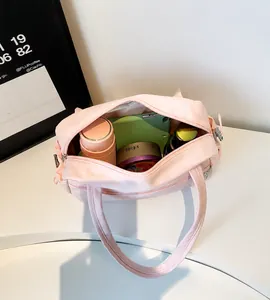 Intérieur spacieux du sac fourre-tout rose clair avec rangement pour tablette
