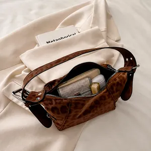 Vue détaillée de l'intérieur spacieux du sac cabas léopard avec les objets essentiels