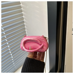 Borsa da sera in acrilico marmorizzato rosa con catena d'oro e manico curvo