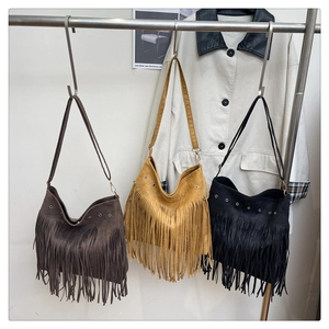 Trois sacs bandoulière minimalistes en daim à franges en marron foncé, jaune et noir