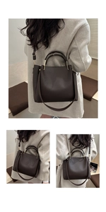 Détail du sac seau en cuir marron foncé avec accessoires dorés et bandoulière réglable
