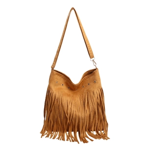 Sac à bandoulière minimaliste en daim marron avec franges et œillets de style bohème