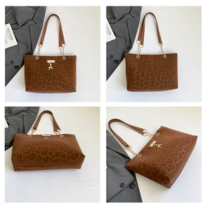 Dettaglio della borsa tote leopardata con ciondolo a cervo dorato e tracolla a catena