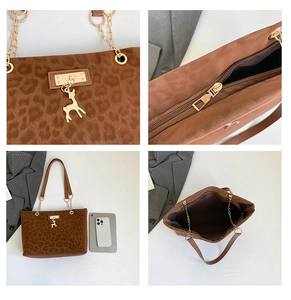 Dettagli della borsa tote leopardata con finiture dorate e ciondolo a cervo