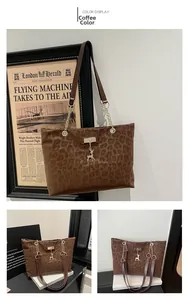 Dettaglio della borsa tote leopardata con catena dorata e pendente a forma di cervo