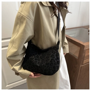 Détail de la texture léopard noir et fermeture éclair sur un grand sac cabas élégant