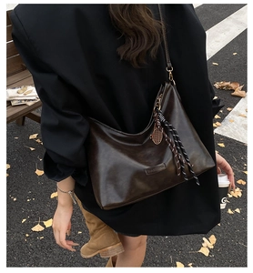 Sac fourre-tout marron café chic avec logo FASHION et breloque raquette sur mannequin