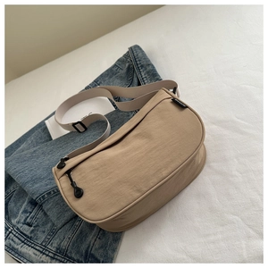 Details des verstellbaren Nylon-Gurtes und Reißverschlusses der beigen Canvas-Tasche
