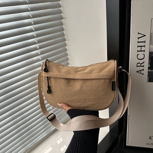 Minimalistische beige Nylon-Halbmondtasche mit verstellbarem Gurt und Reißverschluss vorne