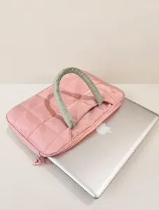 Détail de capacité montrant une sacoche d'ordinateur rose matelassée de 13-14 pouces