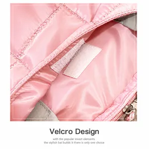 Détail du sac matelassé rose montrant la fermeture Velcro et la fermeture éclair fluide