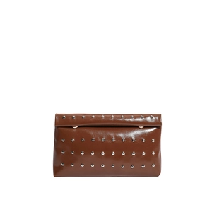Braune glänzende Leder-Umschlagtasche mit silbernen Nieten und elegantem Klappverschluss