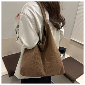 Vista trasera de un bolso grande con estampado de leopardo para mostrar el tamaño
