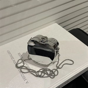 Sac cœur argenté poli avec chaîne en métal brillant pour un style ultra tendance