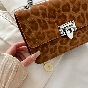 Nahaufnahme der Schultertasche mit Leopardenmuster, silbernem Drehverschluss und Kette