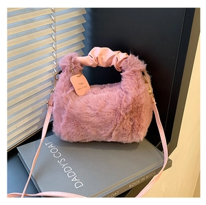 Plüsch-Handtasche in Nude-Rosa mit gerafftem Ledergriff und abnehmbarem Schultergurt