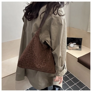 Detalle del bolso hobo de leopardo combinado con una gabardina caqui para el estilo diario