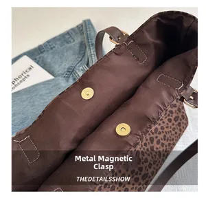 Détail du sac cabas léopard avec fermeture magnétique en métal et doublure brune