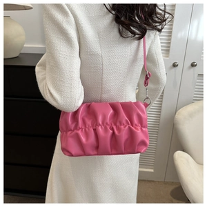 Gros plan détaillé d'un sac à bandoulière rose plissé avec texture en cuir souple