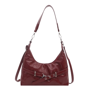Borsa a spalla vintage in pelle verniciata rosso scuro con fibbia e forma stile hobo