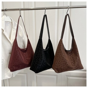 Bolsos hobo con estampado de leopardo en rojo vino, negro y marrón de ante mate