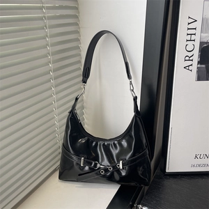 Sac hobo en cuir verni noir brillant avec boucle argentée et forme demi-lune minimaliste