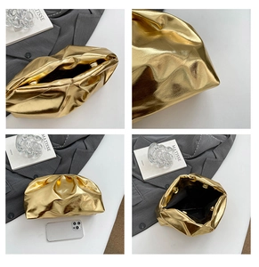 Détails de la pochette nuage froncée dorée montrant la texture et le fermoir aimanté