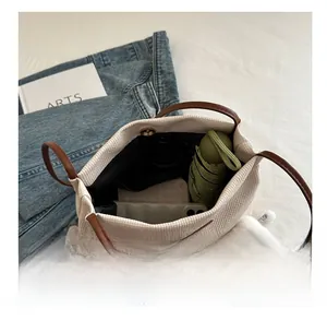 Vue intérieure du sac fourre-tout en velours côtelé beige montrant sa grande capacité