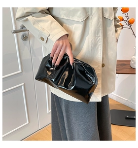 Détail de la pochette nuage noire brillante avec texture en cuir synthétique doux