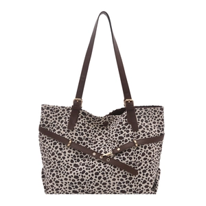 Sac fourre-tout léopard rétro avec lanières en cuir marron et rivets sur fond blanc