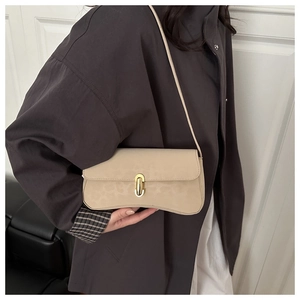 Details der beigen Schultertasche mit Leopardenmuster und goldenem Verschluss