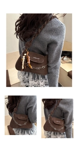 Détail du sac rétro marron foncé avec chaîne argentée et breloques de perles ethniques
