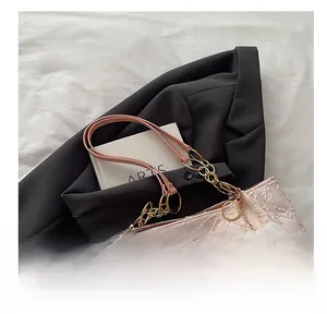 Détail du sac cabas rose brodé avec bandoulière chaîne dorée et breloque peluche