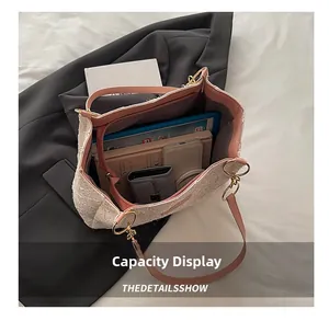 Vue de dessus montrant la grande capacité intérieure de ce sac cabas beige en dentelle