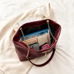 Gros plan de l'intérieur spacieux du sac cabas bordeaux avec rangement pour tablette