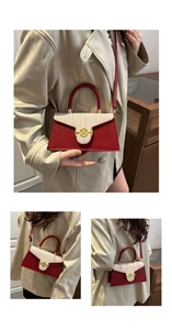 Dettaglio borsa in pelle rossa e tweed beige con chiusura in metallo dorato logo M