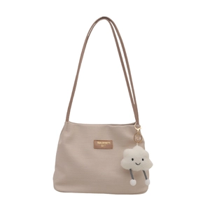 Sac à bandoulière beige à texture gaufrée avec un joli pendentif en forme de nuage