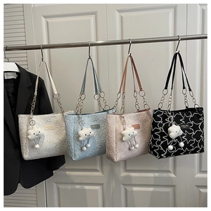 Détail de quatre sacs fourre-tout colorés à texture étoile et charms nuage