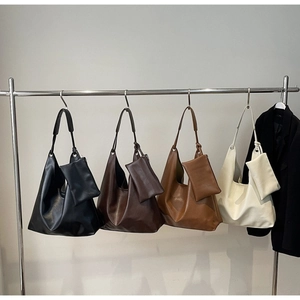 Grands sacs cabas minimalistes en quatre couleurs avec petites pochettes assorties