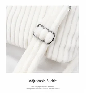 Détail de la boucle réglable en métal et texture velours du sac à main blanc