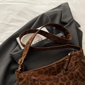 Detailansicht der braunen Leopard-Tasche mit Fransen und breitem Schultergurt-Design